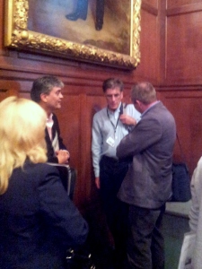 Jonathan Edwards (i blå skjorte) i samtale med Øystein Fluge (t.h.) og forsker Amolak Bansal på forskningskonferansen i London i mai i år. Beklager dårlig kvalitet på bildet.